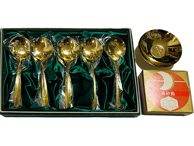 金杯と金匙のセット登場
